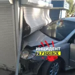 В Алтайском крае автомобиль протаранил киоск на тротуаре