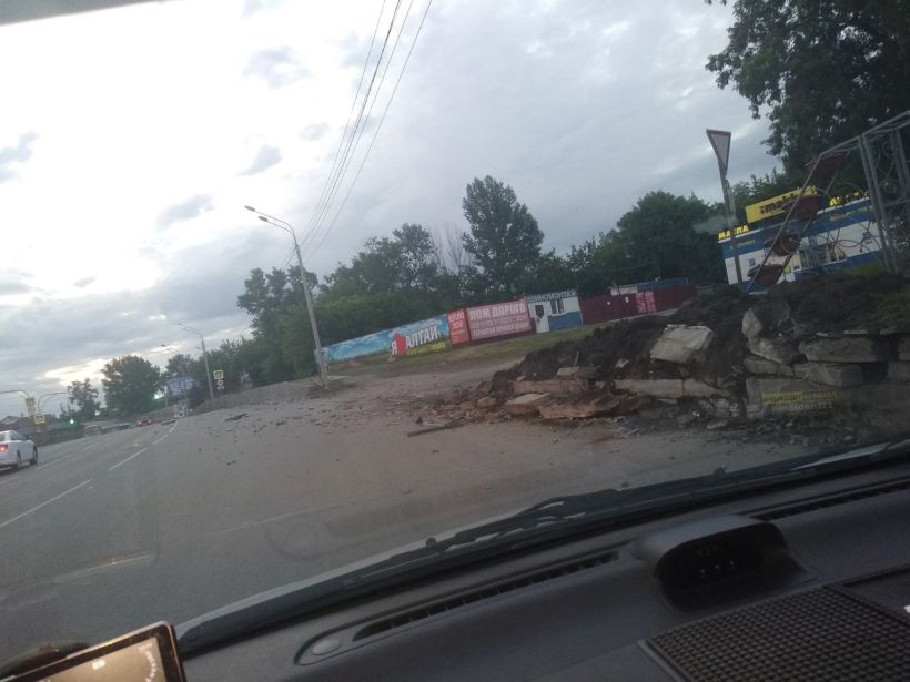 Место ДТП Фото:"Инцидент Барнаул"/"ВКонтакте"