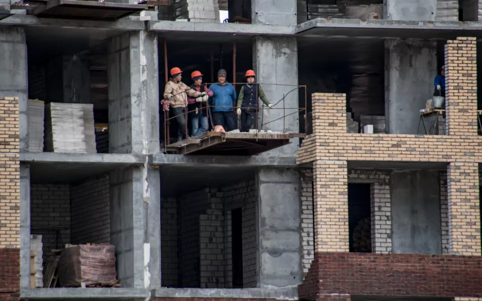 Первой под удар сокращений на Алтае может попасть строительная отрасль