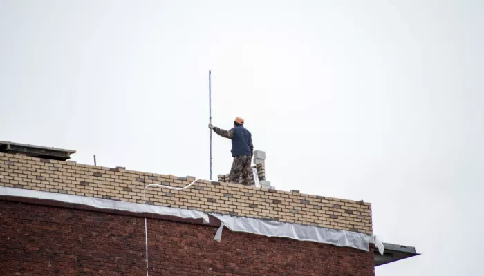 Рабочий погиб после падения со строящегося здания в Алтайском крае