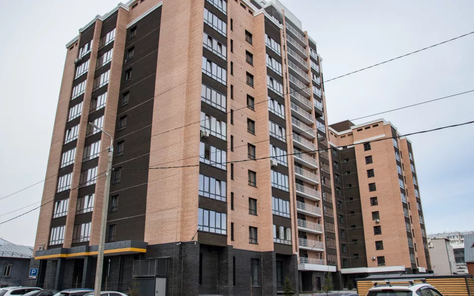 Продажи квартир в новостройках Барнаула рухнули на треть