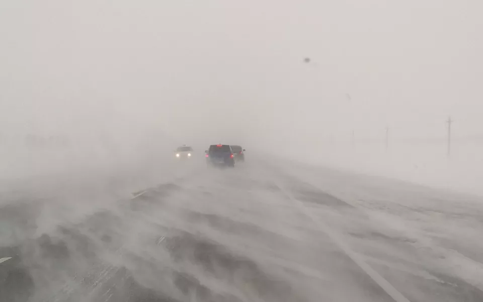 Трассу Барнаул - Рубцовск едва видно из-за сильно метели