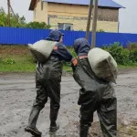 Спасатели вручную таскали песок, чтобы спасти барнаульский Затон от наводнения
