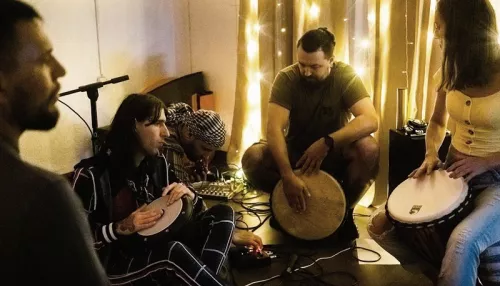 Дарбука и джембе. На улицах Барнаула играют люди на экзотических барабанах