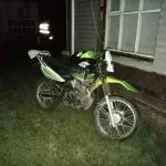 На Алтае пьяный мотоциклист без прав влетел в стоящий на дороге прицеп