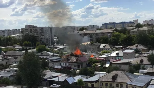 В Барнауле загорелся четырехквартирный частный дом