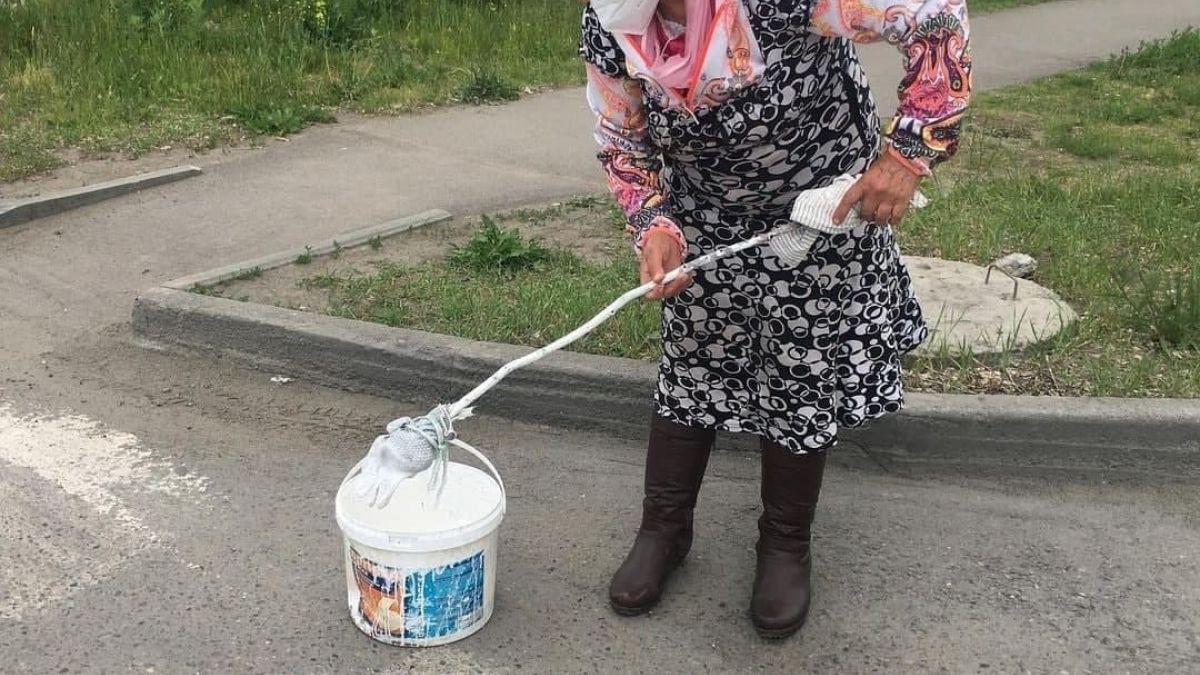 Жительница Бийска рисует разметку на дороге