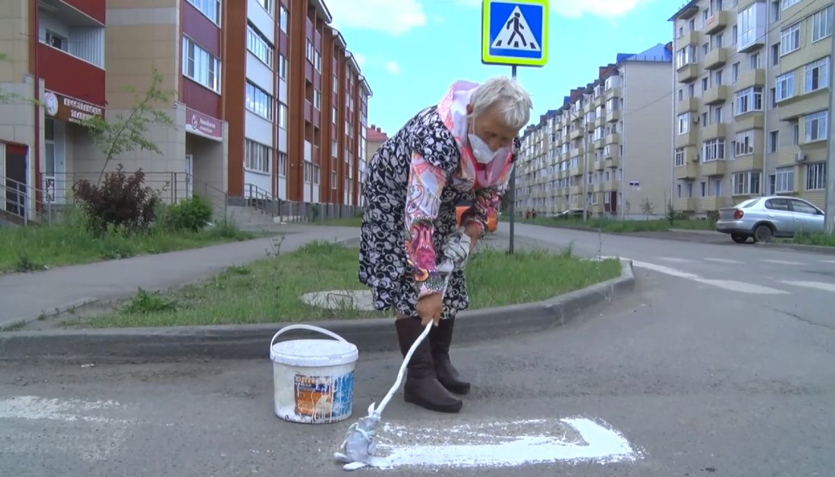 Будни дорог. Бабушка и дорожные рабочие. Пенсионерка Бийск разметка. Старушка на дороге. Нарисовали бабушку с флагом в Тамбове.