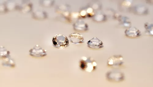 Унесла в белье: сотрудницу АЛРОСА судят за кражу алмазов на 700 млн рублей