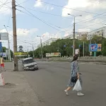 Автомобиль провалился в яму на оживленном перекрестке Барнаула