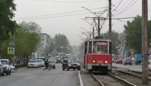 Трамвай в Бийске загорелся из-за попавшей в него молнии