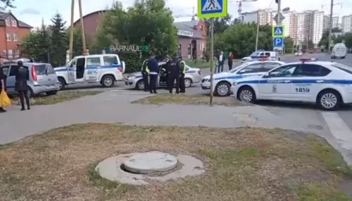 Иномарка навела суету в центре Барнаула, пытаясь скрыться от полиции