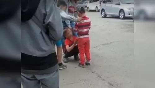 В Красноярске мать поставила чужого ребёнка на колени для извинений