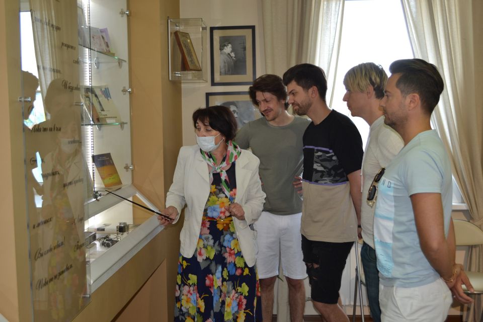 Вокалисты группы "Кватро" посетили музей Роберта Рождественского