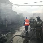 Пожарные ликвидировали открытое горение на складе Барнаула