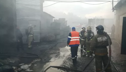 Пожарные ликвидировали открытое горение на складе Барнаула