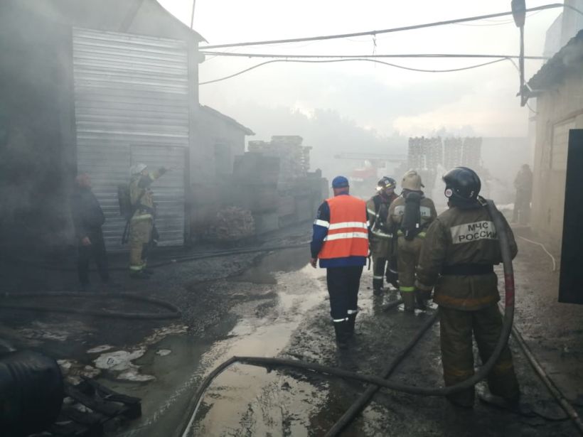 Пожар на складе в Барнауле 21.06.21 Фото:ГУ МЧС России по Алтайскому краю