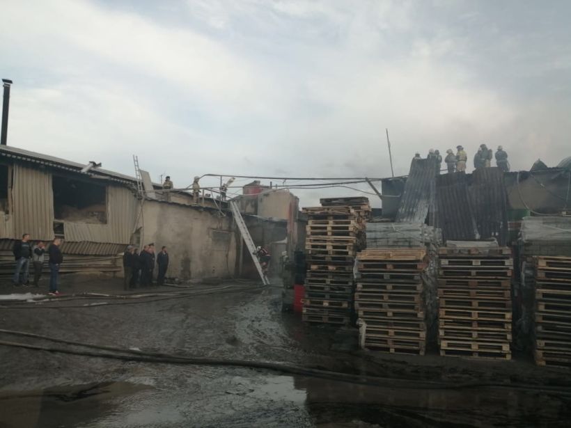 Пожар на складе в Барнауле 21.06.21 Фото:ГУ МЧС России по Алтайскому краю