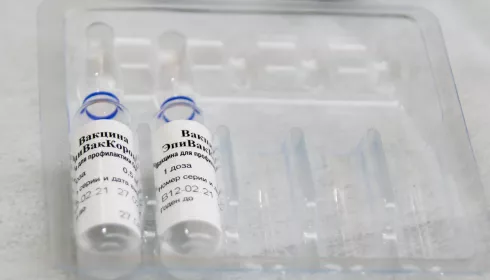 Жители Алтая жалуются на дефицит вакцин, но в поликлиниках его опровергают