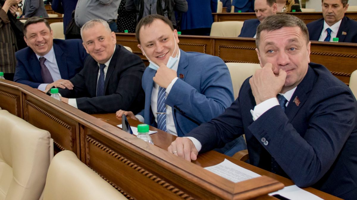 Николай Данилин (в центре), а также его коллеги Максим Степин (слева от него) и Сергей Сивец (справа)