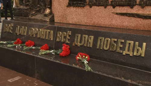 Стелу работникам тыла открыли в Барнауле в День памяти и скорби