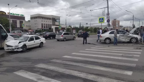 В центре Барнаула у ЦУМа произошло серьезное ДТП