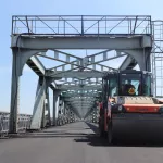 Старый мост в Барнауле уже асфальтируют и откроют осенью