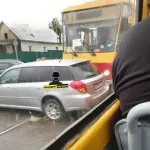 Трамвай протаранил иномарку в Барнауле - движение остановлено