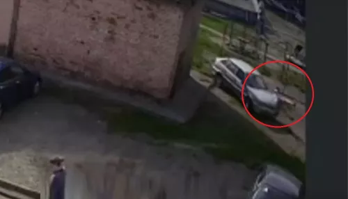 В Бийске автомобиль сбил подростка на спортплощадке