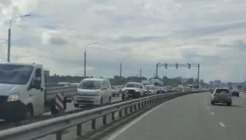 Автомобильная пробка собралась вечером пятницы на выезде из Барнаула