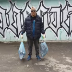 Чистомен в маске убирает мусор в Барнауле и предлагает следовать его примеру