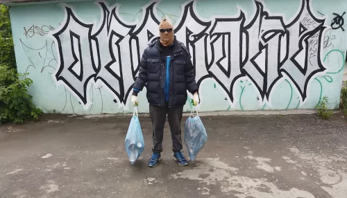 Чистомен в маске убирает мусор в Барнауле и предлагает следовать его примеру