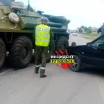 БТР и легковой автомобиль столкнулись на трассе в Алтайском крае