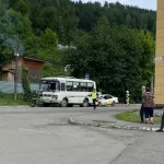 На видео попал момент смертельного ДТП с автобусом на остановке Горно-Алтайска