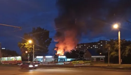 Частные надворные постройки сгорели в Барнауле в районе Потока