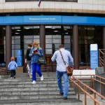 Сотрудники госучреждений Барнаула игнорируют масочный режим