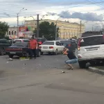 В час пик в центре Барнаула столкнулись такси и иномарка