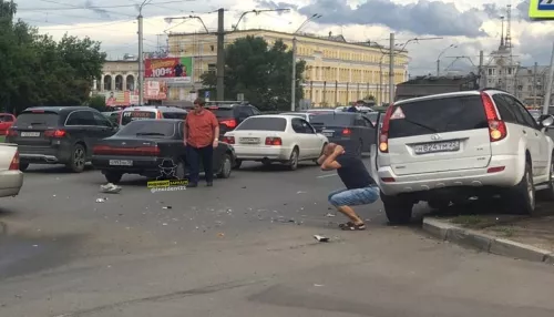 В час пик в центре Барнаула столкнулись такси и иномарка