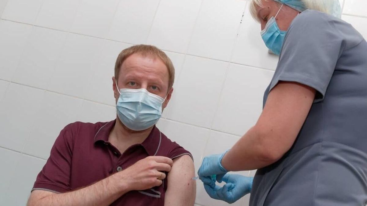Виктор Томенко поставил вакцину от коронавируса 