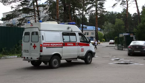 Медики откачали мужчин, потерявших сознание у торгового центра Барнаула