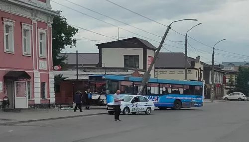 Выехавший на тротуар в Барнауле автобус был без водителя