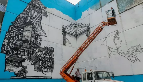 В Бийске завершают огромное граффити на стене жилого дома