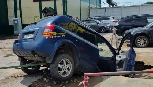 В Барнауле на парковке автомобиль носом провалился под асфальт