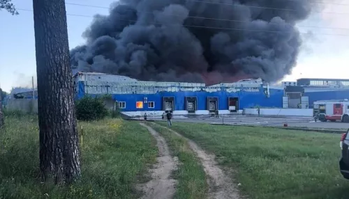 В Бийске полыхают помещения компании Алтайский бройлер