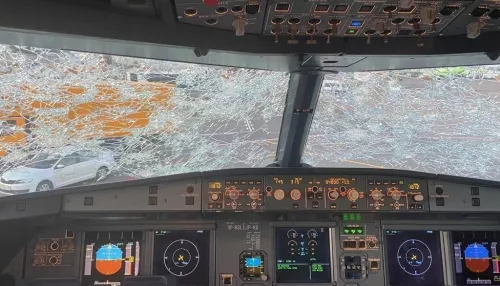 Мощный град разбил стекло самолёту новосибирской компании