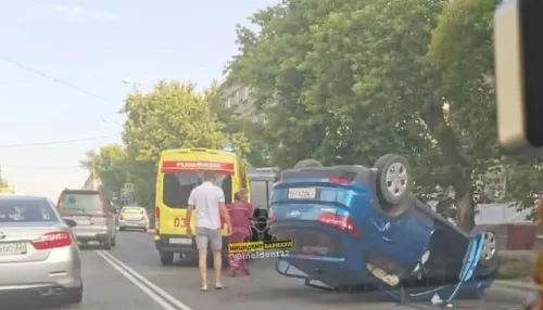 Автомобиль лег на крышу после ДТП в центре Барнаула