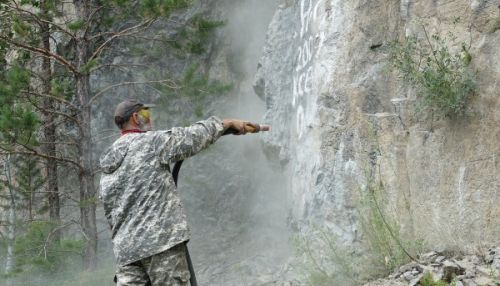 Часть алтайских гор очистили от наскальной живописи
