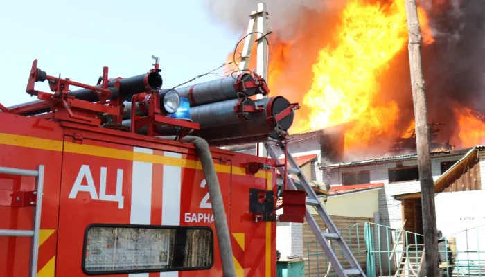 Алтайские пожарные с добровольцами потушили три крупных возгорания