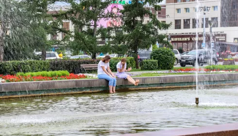 Власти Барнаула призвали горожан не спасаться от жары в фонтанах