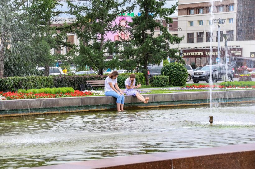 Барнаульцы искупались в фонтане в холодный день 7 июля. Фото:Виталий Барабаш